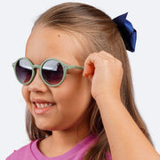 Óculos de Sol Infantil Feminino Pampili Verde - foto da menina com o óculos
