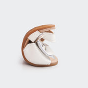Sandália de Bebê Pampili Nana Laço Perfurado Branca - foto mostrando a flexibilidade e maciez da sandália