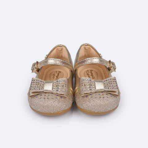 Sapato Infantil Pampili Mini Angel com Laço Duplo Glitter Strass Dourado - foto do sapato de frente com detalhe do bico em glitter