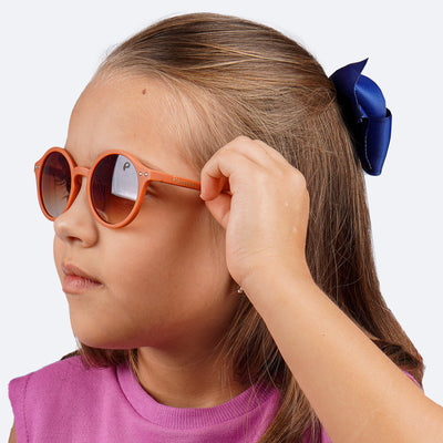 Óculos de Sol Infantil Feminino Pampili Laranja - foto da menina usando o óculos