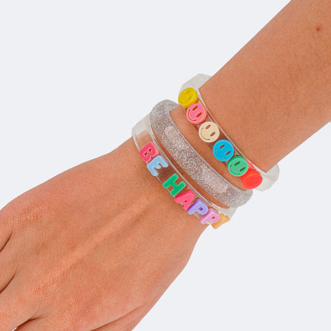 Pulseira Infantil Pampili Emojis Be Happy Tripla Colorida  - pulseiras no braço da menina